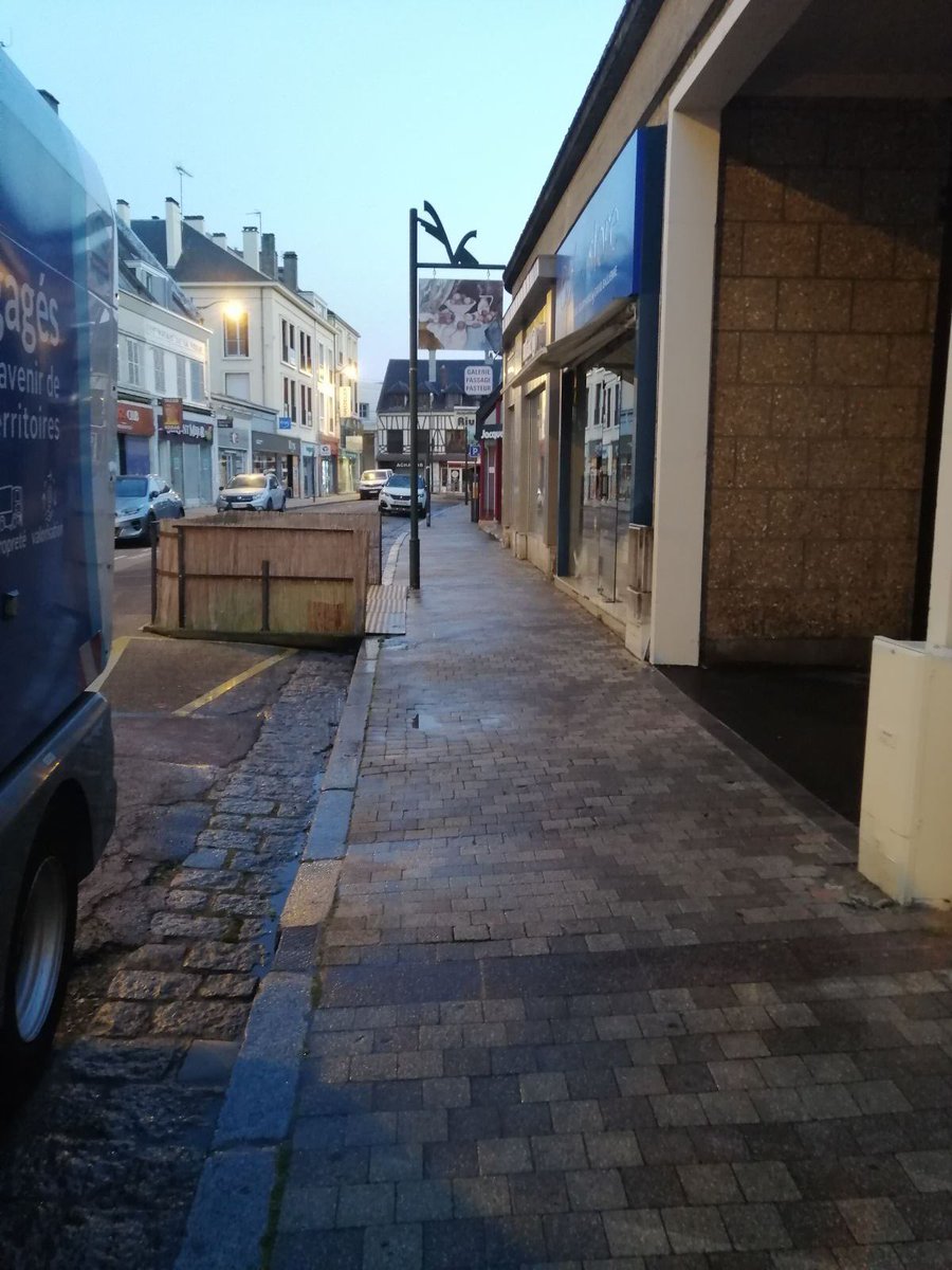 VilledeVernon's tweet photo. Les beaux jours arrivent ! ⛅️

À la demande de la ville, les équipes de l’entreprise #SEPUR poursuivent leur mission de nettoyage 🫧

👉 Hier, elles ont utilisé des nettoyeurs haute pression pour laver les rues du Soleil et des Huiliers 🚿 https://t.co/5MODrcXDQl