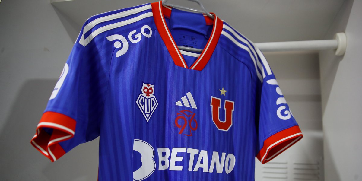 udechile's tweet photo. ¡Llegó el día! 🔥 Felicitamos a @hcabello73, uno de los ganadores de nuestro concurso de reliquias en los #96ConLaU, quien se llevará esta hermosa camiseta y la invitación a un recorrido por el CDA 🤘🥳
Agradecemos a tod@s quienes sumaron sus valiosos recuerdos para celebrar a la U en este aniversario💙