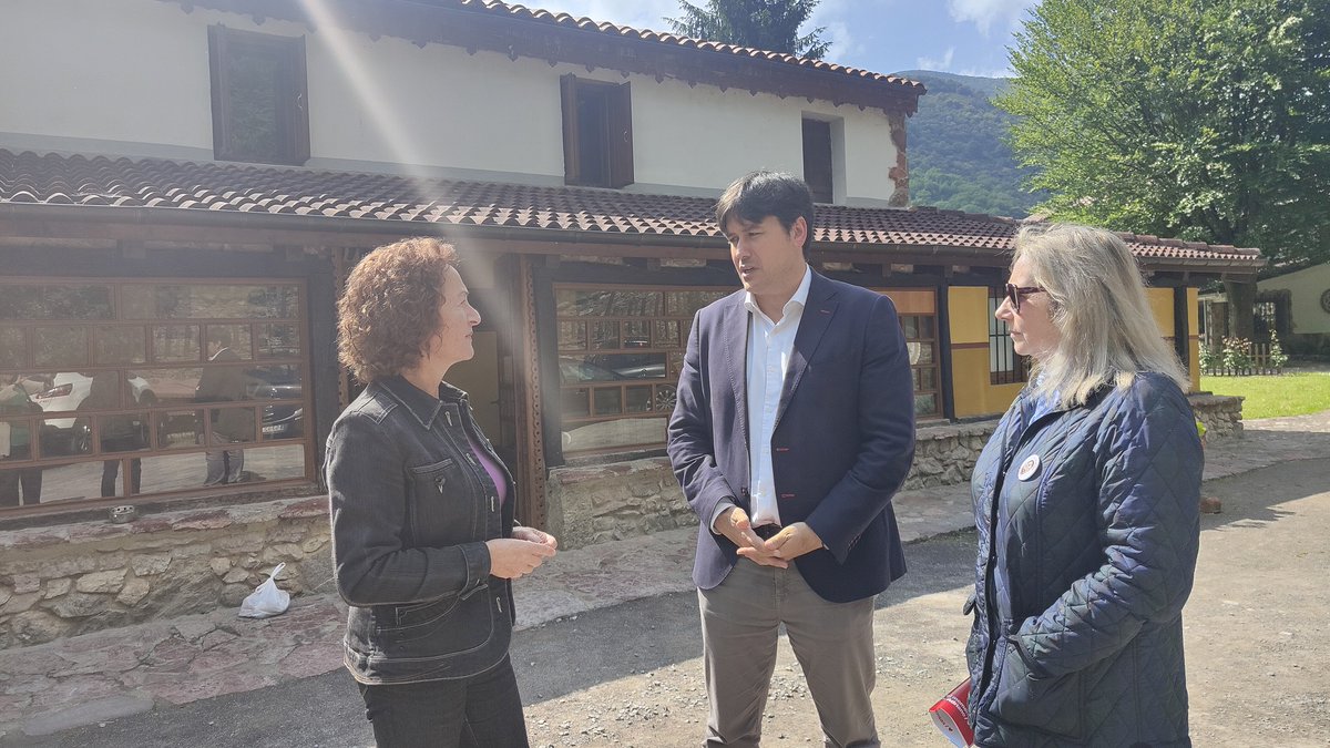 SCTAsturias's tweet photo. El consejero de Ciencia, Borja Sánchez, se ha reunido con la alcaldesa de Santo Adriano y el alcalde de Proaza para explicar los avances en conectividad. Sánchez ha visitado el centro de tratamiento de adicciones El Valle #Tuñón y el #CDTL de Proaza
🗣️https://t.co/JIVN2GA4CR https://t.co/zevMaiBu4I