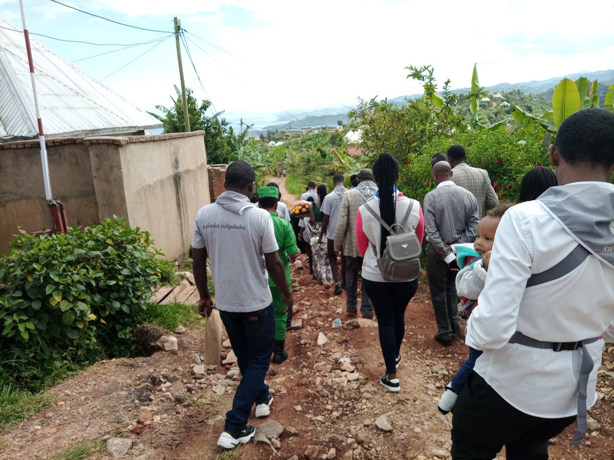 NMurunda's tweet photo. Kuri uyu wa 25.05.2023 inama y'igihugu y'urubyiruko muri @RutsiroDistrict twibutse urubyiruko rwishwe muri #Jenoside yakorewe abatutsi 1994 ku rwibutso rwa #Kinunu @CRutsiro @RwandaWest @RwandaYouth @MiniYouthRwanda @Unity_MemoryRw @RwandaLocalGov @RutsiroRYVCP @YegoRutsiro https://t.co/h4k6S0zQtg