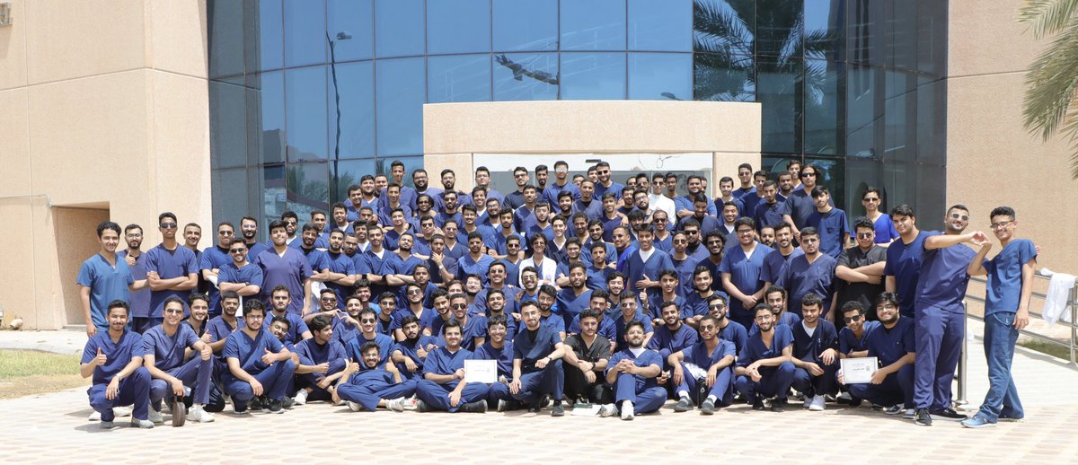 Med222KFU's tweet photo. تتسابق الأيام لتمضي ✨.. وها نحنُ نمضي معها لنصل لأحد آخر خطواتنا في السنه الأولى بكلية الطب 🩺!

من هنا، نشارككم أول صوره جماعية لدفعتنا  📸🥼
#Med222 https://t.co/G7Iw9b0aVs