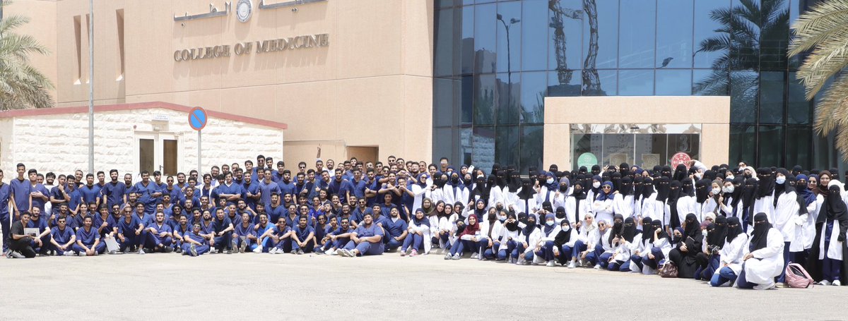 Med222KFU's tweet photo. تتسابق الأيام لتمضي ✨.. وها نحنُ نمضي معها لنصل لأحد آخر خطواتنا في السنه الأولى بكلية الطب 🩺!

من هنا، نشارككم أول صوره جماعية لدفعتنا  📸🥼
#Med222 https://t.co/G7Iw9b0aVs