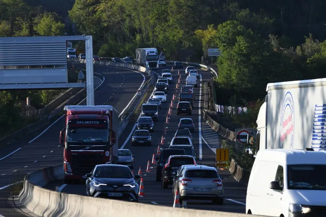 lamontagne_fr's tweet photo. #Cantal #HauteLoire #transport 
À l’occasion de #travaux, 7 km de l’A75 vont passer sur une voie entre #Massiac et #Lorlanges

▶️ https://t.co/VXJR5jxvqb https://t.co/TS9SafH23g
