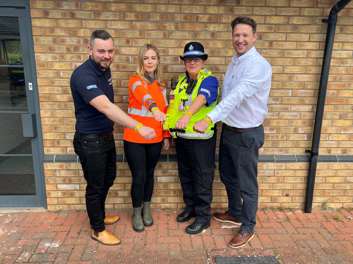 nationalgriduk's tweet image. 🧵🤝 Our Viking Link #interconnector team, alongside principal contractors @Siemens_Energy and @BalfourBeatty, are supporting people living with dementia by donating 1200 wristbands as part of a @LincsPolice campaign.