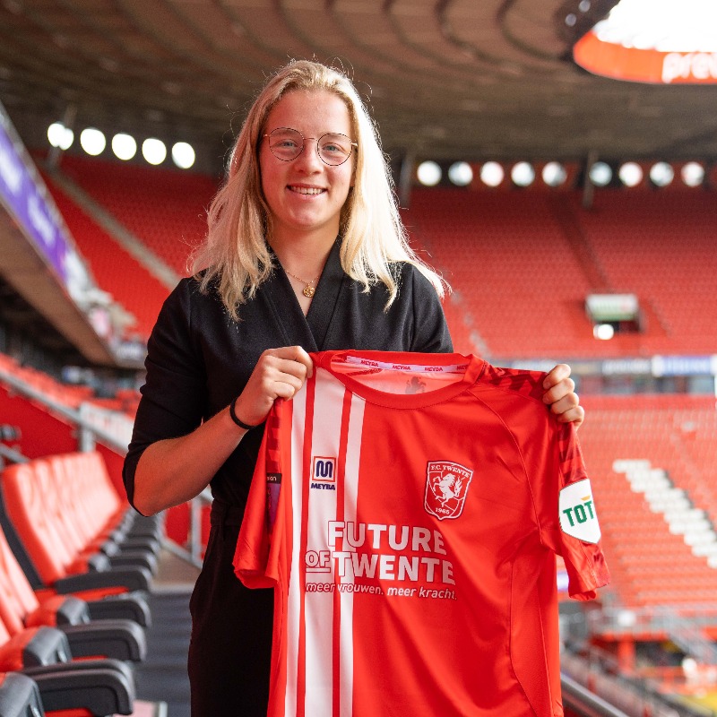 FCTwenteVrouwen's tweet photo. ✍️ 𝐄𝐥𝐞𝐧𝐚 𝐃𝐡𝐨𝐧𝐭 𝐭𝐞𝐤𝐞𝐧𝐭 𝐧𝐢𝐞𝐮𝐰 𝐜𝐨𝐧𝐭𝐫𝐚𝐜𝐭 𝐛𝐢𝐣 𝐅𝐂 𝐓𝐰𝐞𝐧𝐭𝐞 𝐕𝐫𝐨𝐮𝐰𝐞𝐧
🗣️ 'Ik zie me dat bij FC Twente doen'
#FCTwente