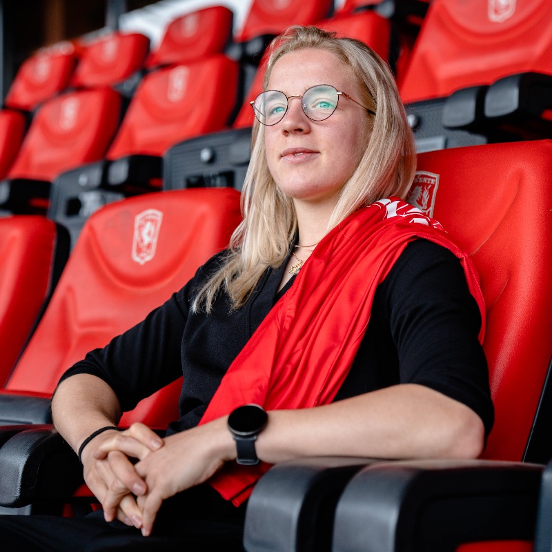 FCTwenteVrouwen's tweet photo. ✍️ 𝐄𝐥𝐞𝐧𝐚 𝐃𝐡𝐨𝐧𝐭 𝐭𝐞𝐤𝐞𝐧𝐭 𝐧𝐢𝐞𝐮𝐰 𝐜𝐨𝐧𝐭𝐫𝐚𝐜𝐭 𝐛𝐢𝐣 𝐅𝐂 𝐓𝐰𝐞𝐧𝐭𝐞 𝐕𝐫𝐨𝐮𝐰𝐞𝐧
🗣️ 'Ik zie me dat bij FC Twente doen'
#FCTwente