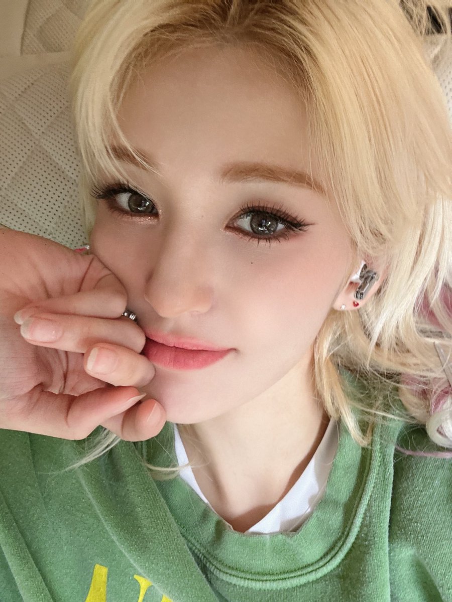 Some details about me.

Heigh: 1,74
Age: 24
Mbti: ENFP

Colour: black, pink, blue
Movie: Barbie 
Animal: cat and penguim
Food: pasta 
Drink: caipirinha, water