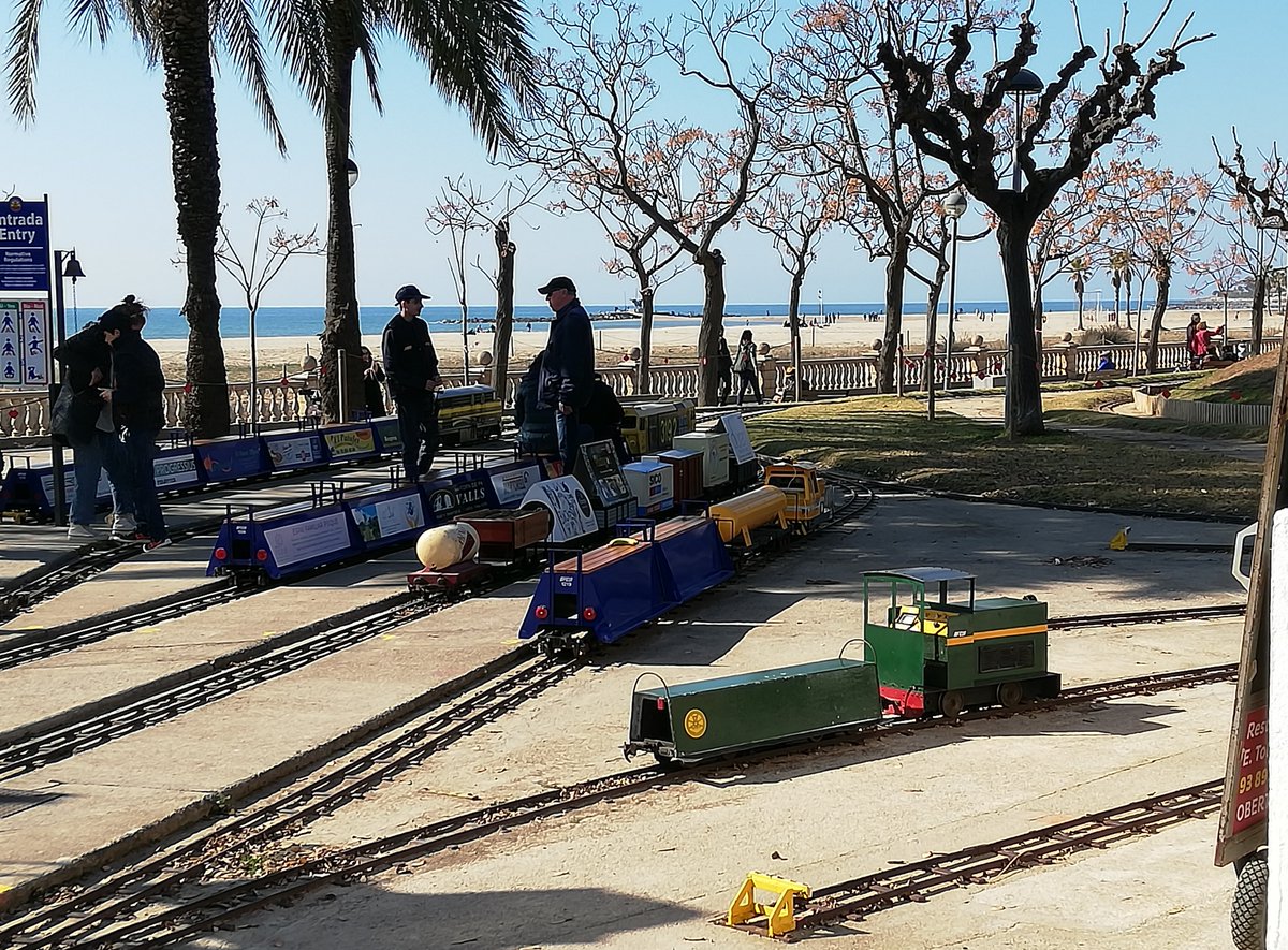 VilanovaTurisme's tweet photo. 🚂 No us perdeu la Trobada de Modelisme Tripulat el dissabte 27 al 🌳Parc de Ribes Roges de # VilanovailaGeltrú durant tot el dia!

 I diumenge, 🚉circulació de trens en el seu horari habitual, d'11 a 14 h.

👋🔔 Ha tocat la campana, tothom al tren!!

#afevi https://t.co/GHeCldJKkI