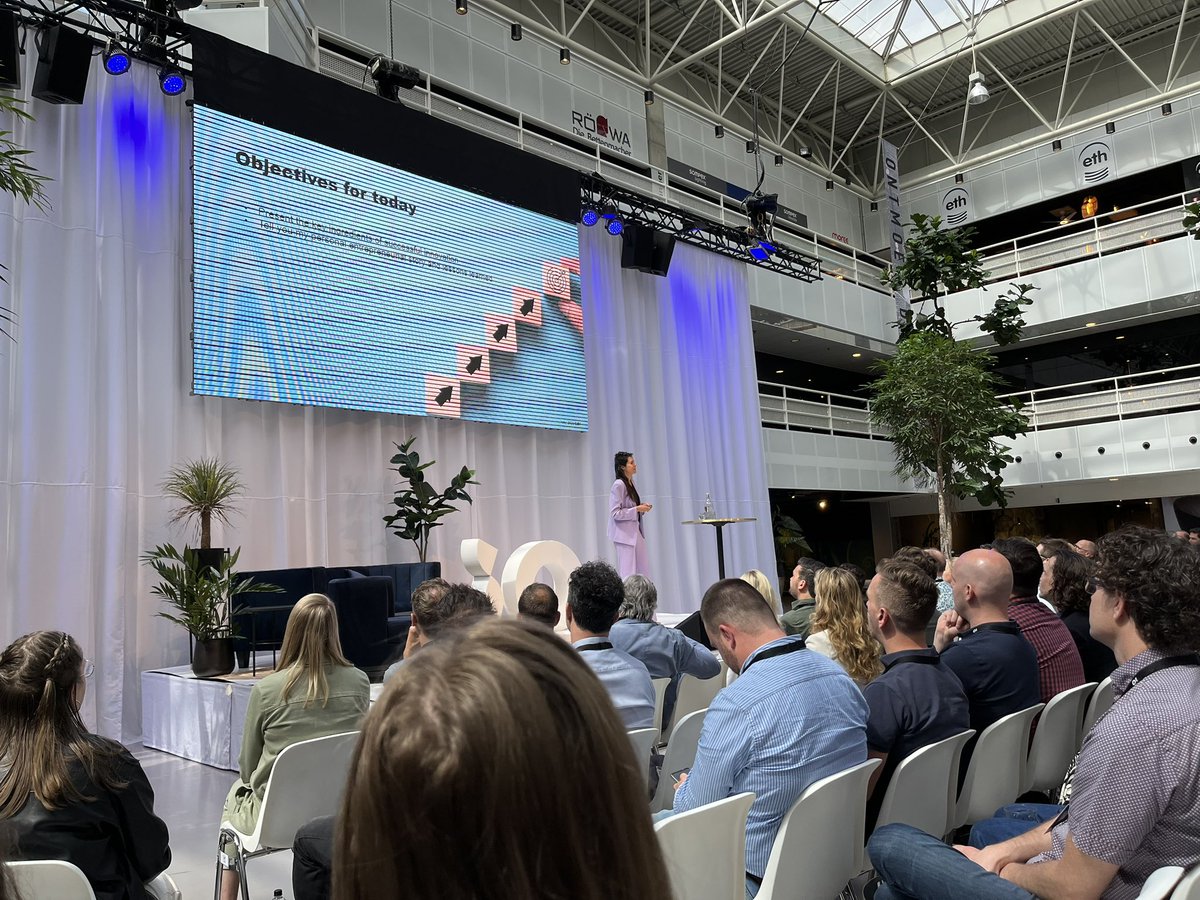FrisoG's tweet photo. Wrapping up (na eigen talk afgerond extra relaxed kijken natuurlijk!) met dr. Eva de Mol. Leuk! Team-succes en -dynamics :) #ioagency @iodigital_com #OpportunitySummit23 https://t.co/6aInMHY08R