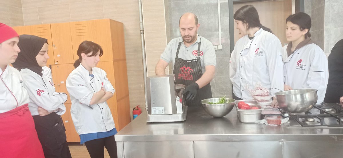 Türk mutfağı etkinlikleri kapsamında melita şark sofrası mutfak şefi Hakan KOÇALİ tarafından lahmacun workshopu yapıldı. #TurkishCuisineWeek #TürkMutfağıHaftası <a href="/TCKulturTurizm/">T.C. Kültür ve Turizm Bakanlığı</a> <a href="/iktm34/">İstanbul İl Kültür ve Turizm Müdürlüğü</a> <a href="/sedabykol/">Seda Büyükol</a> @MeslegimHayatim <a href="/istanbul_MTE/">İstanbul Mesleki ve Teknik Eğitim</a> <a href="/gulhanuryan/">gülhan delibalta</a> <a href="/DeryaSaygan/">Derya SAYGAN KAÇAN</a> <a href="/usk_imkbmtal/">ÜSKÜDAR BORSA İSTANBUL MTAL</a>