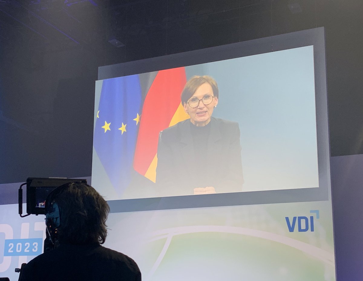 Der Deutsche Ingenieurtag #DIT2023 ist eröffnet. Forschungsministerin @starkwatzinger begrüßt die Teilnehmenden und macht allen Ingenieur*innen Mut, neue Wege zu gehen und Chancen zu ergreifen. #VDI #Technologieoffenheit @BMBF_Bund
