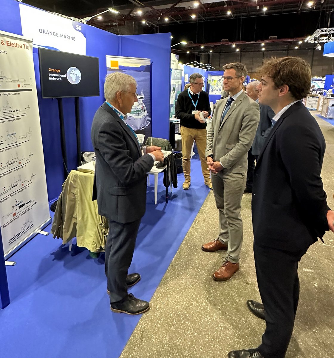 🌊 🇪🇺 @Pierre_Ka et #NicolasHulin nous ont fait le plaisir de venir au stand d'<a href="/OrangeMarine_/">Orange Marine</a> pour échanger avec <a href="/didier_dillard/">Didier Dillard</a> sur nos activités de câbles sous-marins de télécommunications, d'énergie ou mixtes partout dans le monde 🌐

#EMD2023 #EuropeanMaritimeDay2023