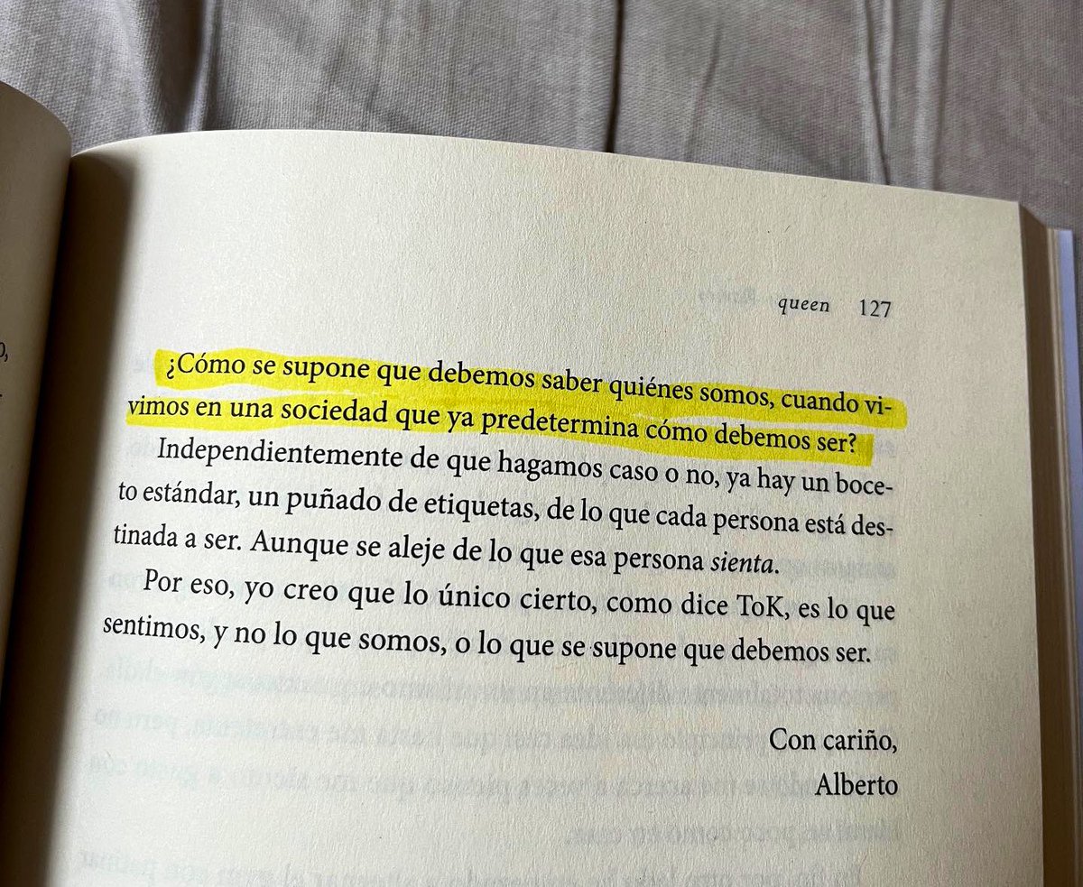 Cementedelibros's tweet photo. ¿Cómo se supone que debemos saber quienes somos, cuando vivimos en una sociedad que ya predetermina cómo debemos ser?
Libro: Queen
Autor: Alberto Ramos 
#cementeriodelibros https://t.co/feWHKcuzuI