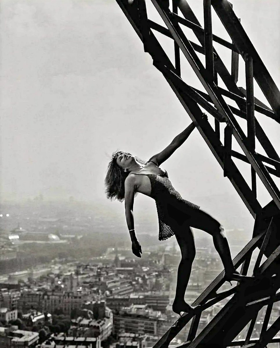 🌐RIP Tina 😢
This stunning photo of #TinaTurner on my structure was taken by famous photographer Peter Lindberg in 1989. Iconic!