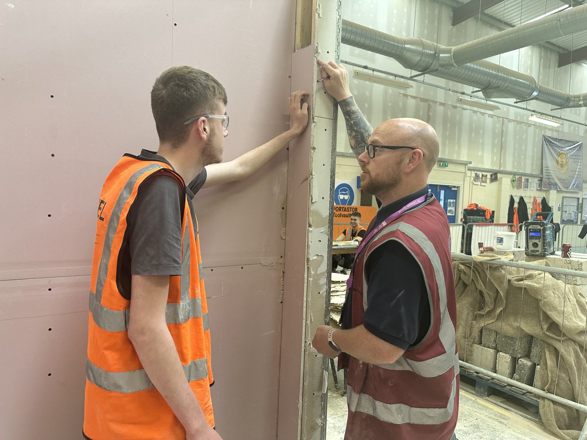 NorthLindsey's tweet photo. Tutor Andy is talking Level 1 Diploma in Plastering student Will through boarding a nib in the plastering booth today. 

Did you know, all of our tutors have come from industry so have fantastic industry knowledge to pass on to learners. 

#WeAreNorthLindsey https://t.co/s7oWc1R2g2