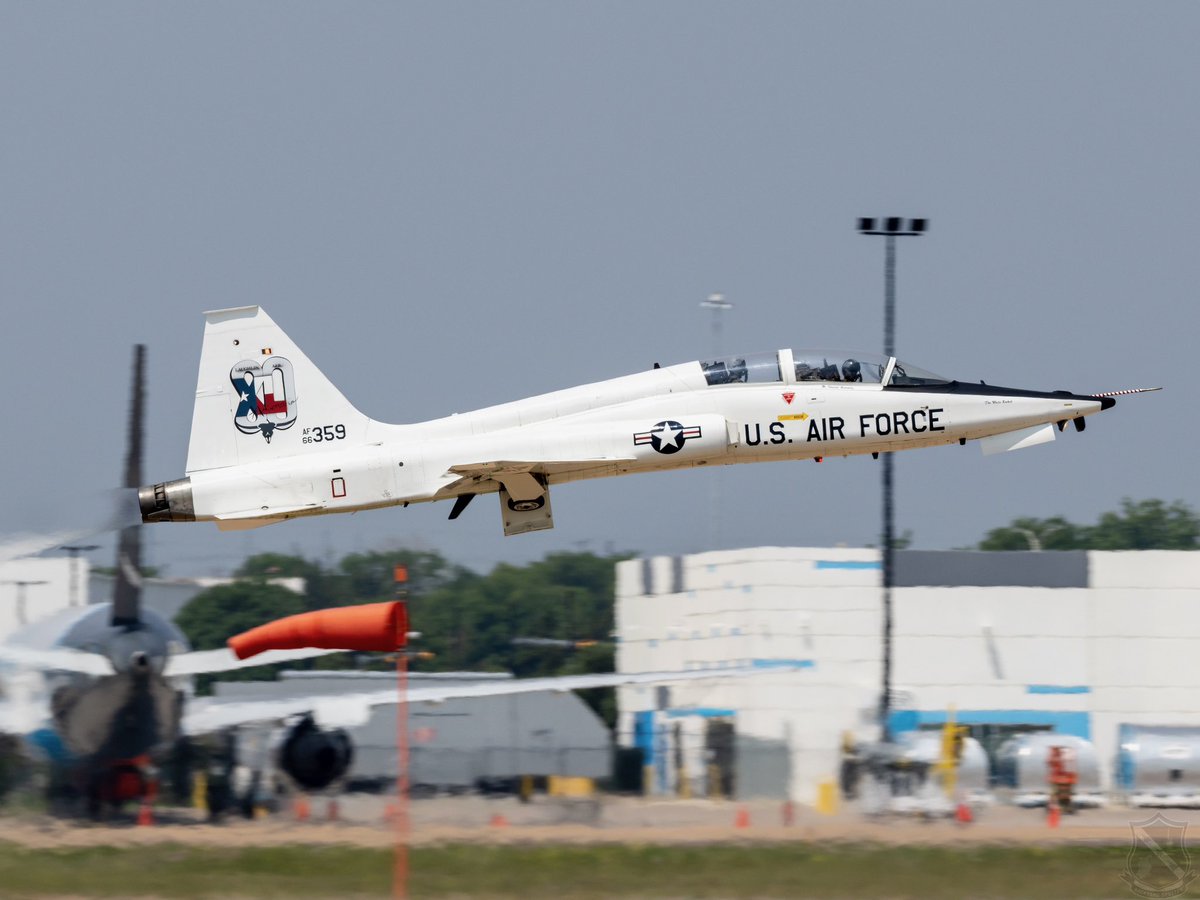 BackyardSpotter's tweet photo. Talons out! FAIP jets from Vance AFB, Laughlin AFB, and Columbus AFB came into KAFW this past weekend for a photo flight.
.
.
@71FTW @LaughlinAFB #columbusafb #avgeek #aviationphotography #kafw #Texas https://t.co/oGfTAw6wQk