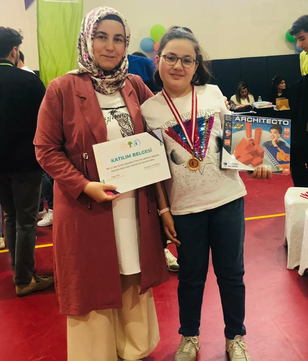Öğrencimiz Zeynep Bilge Ökeli Gaziantep akıl ve zeka oyunları Turnuvasında Reversi oyununda il birincisi olmuştur. Kayseri’de yapılacak Türkiye akıl ve zeka oyunları Şampiyonası’nakatılmaya hakkazanmıştır.Öğrencimizi ve zeka oyunları klübü öğretmenimiz Songül Akay'ı tebrik ederiz