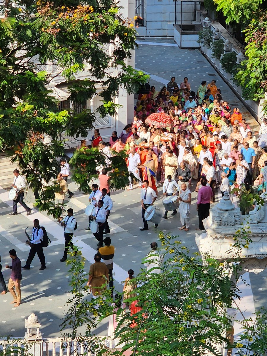 gurjarmat's tweet image. New dhaja celebration on the occasion of 32nd varshganth at Sarvodaya Parshwanath nagar jain derasar.
#derasar #32nd #celebration #mulund