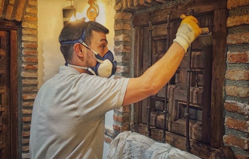 system_pest's tweet photo. Tratamiento contra #xilófagos en una vivienda de #Rivas. Dos días de trabajo duro, pero ha quedado resuelto.
👀 Si tienes (o crees tener) un problema de #plagas en las estructuras y/o suelos de madera, contacta con profesionales y ponle remedio.
#controldeplagas #madera #termitas https://t.co/Bx2mr9OlyL