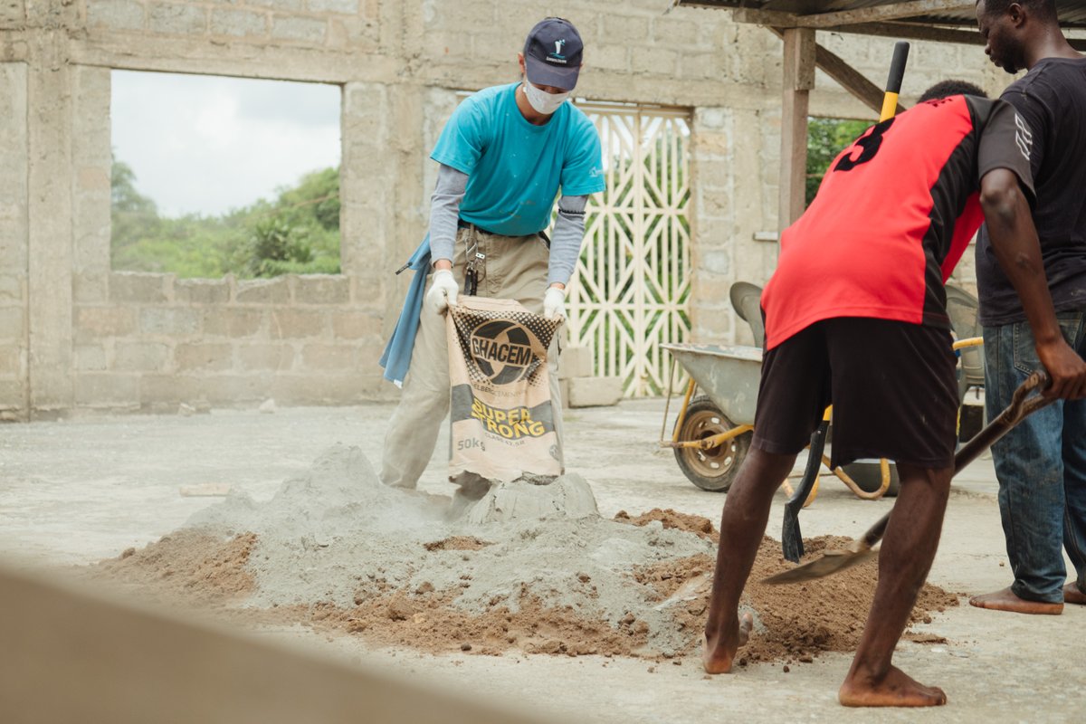 logoshope's tweet image. Sharing Help
In the ports we visit, we partner with many like-minded local organisations, assisting them in serving the local community. The crew get involved in different community activities, such as food distribution, construction or assisting in educational events.