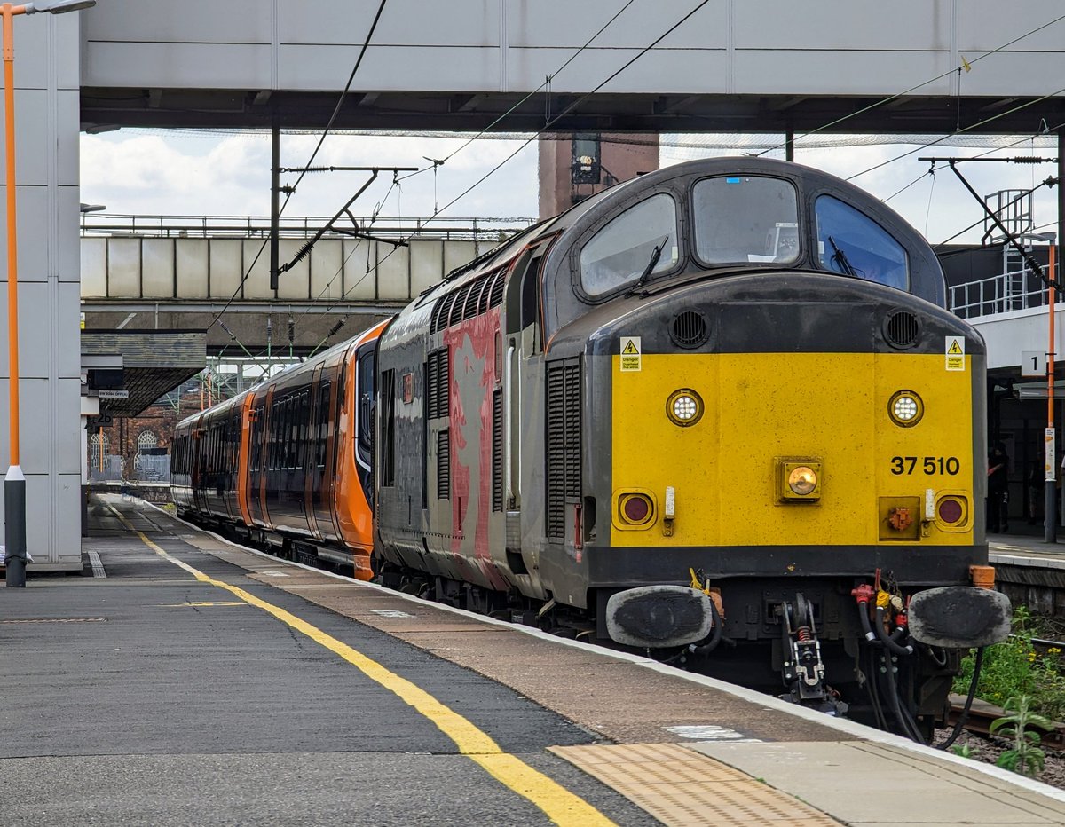 Right that's me done ✅

Long weekend awaits so have 37510 hauling new 730038 to Oxley to join the rest of the Crew 📸

Back next week 👋

#DownOnTheStour #RailwayPhotography #railwaytwitter #class37 #class730 #aventra