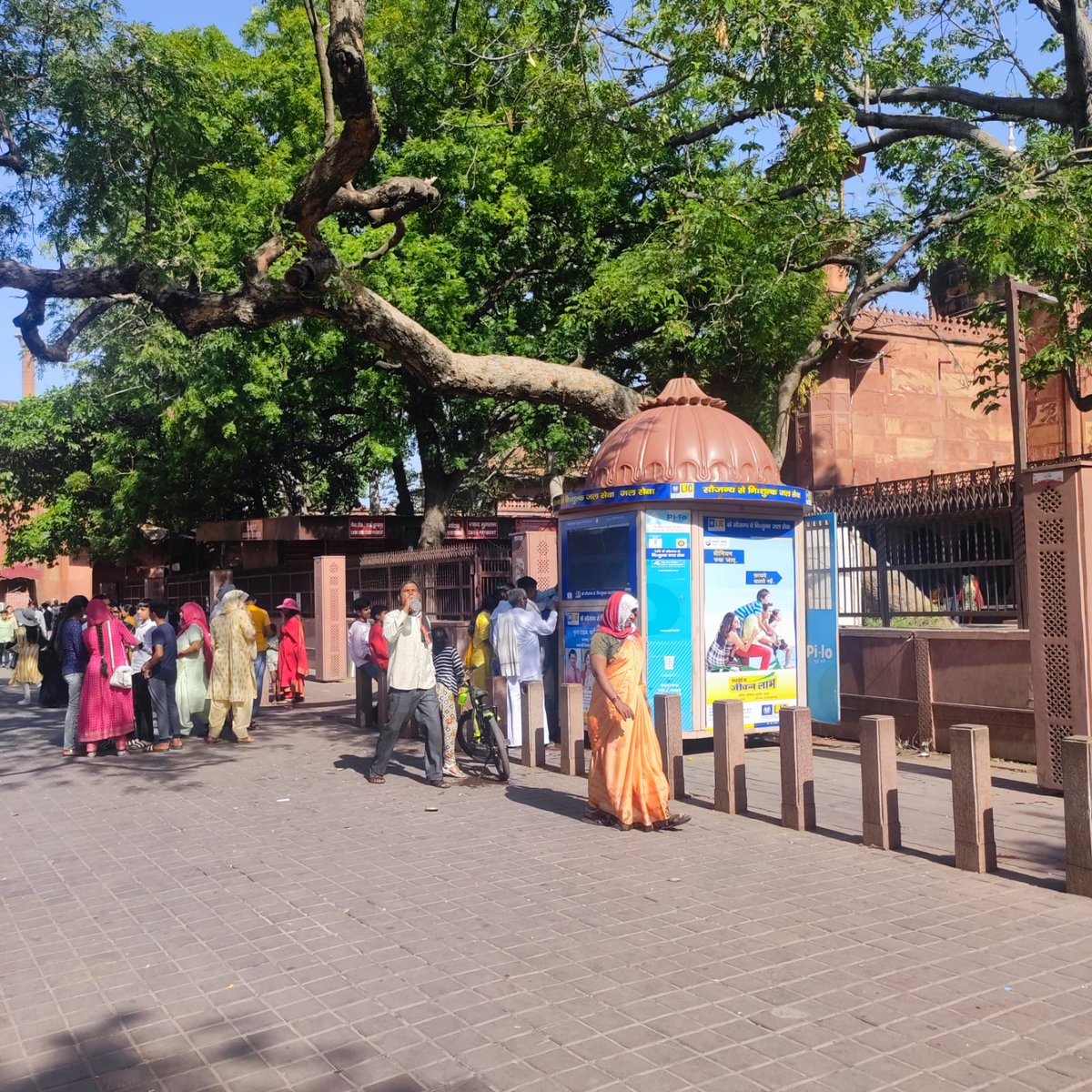 pilofoundation's tweet photo. Join us in our mission to make a positive impact! 📷📷 #PiloGivesBack #HydrationNation #tajmahaladventures #licindiaforever #licindia #pilofoundation #pilo4humanity #PILOFoundation #WaterForAll #RadhaKund #agra #DivineService
#freewaterservice #agra #krishnanagri https://t.co/3fYFWshv4s