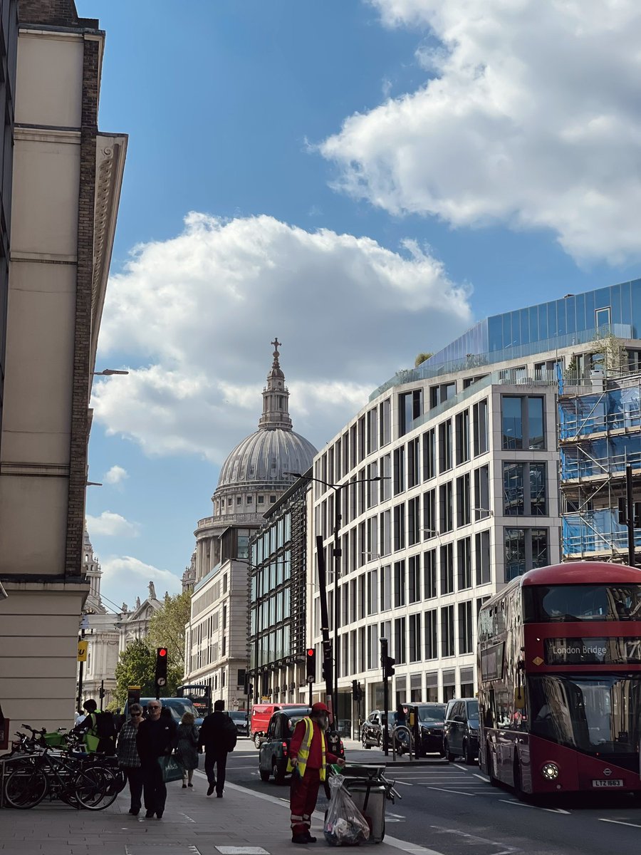 Hello London… ☀️ What a beautiful day to be catching up with some of the @legaledge4smes team in the office The whole city is bustling when the sun shines! Where’s the best place to spend a sunny afternoon in London? #Team #London #Meetings #GeneralCounsel #LegalServices