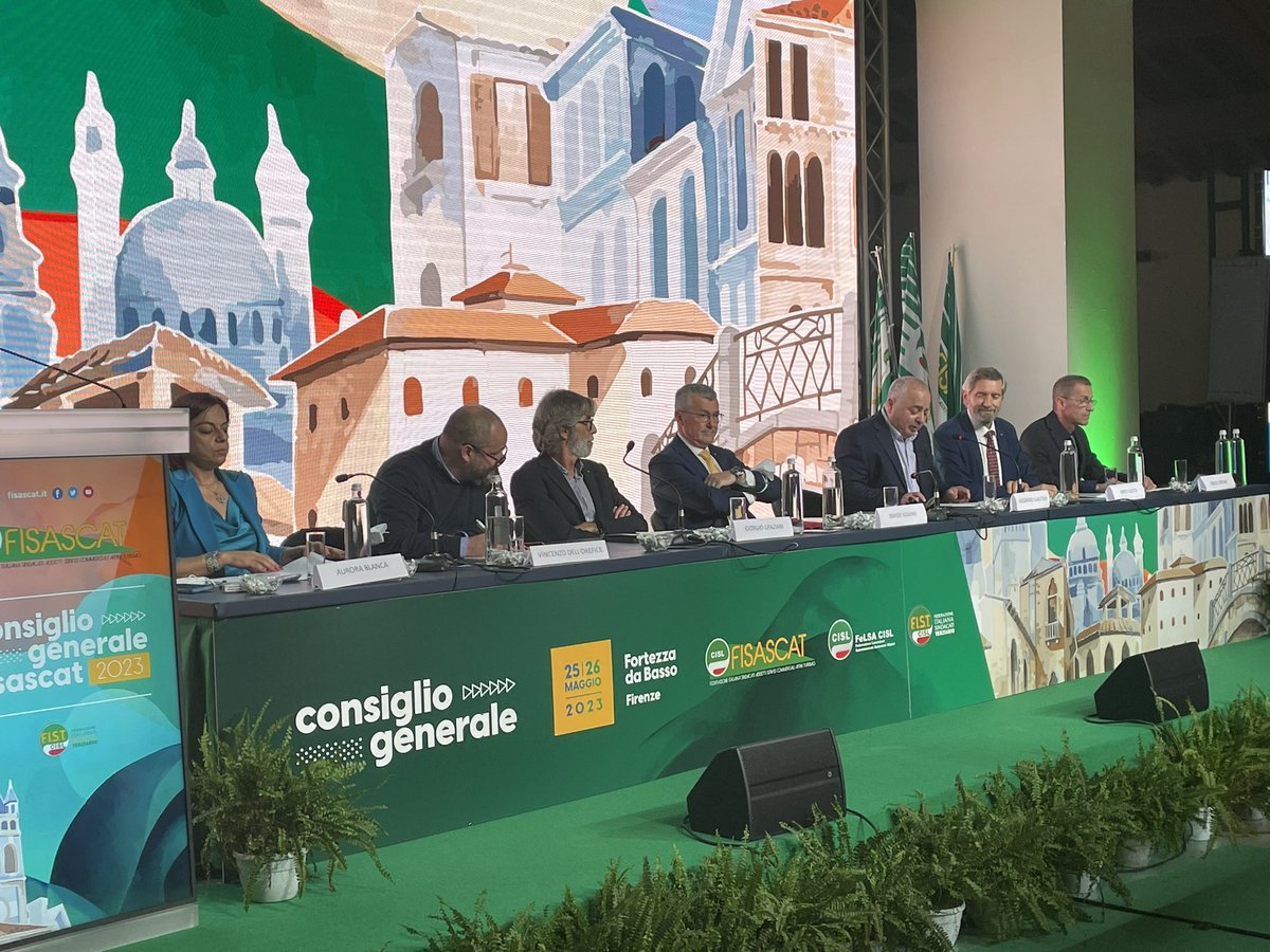 FisascatCisl75's tweet photo. #25maggio Il #ConsiglioGenerale #FisascatCisl riunito a Firenze nella suggestiva cornice della #FortezzaDaBasso. Confronto sullo scenario economico, sociale e contrattuale. Presenti il segretario confederale @grazianigio e il segretario generale @cislfirenzeprat @franchifabio67 https://t.co/hAR2x9rAw3