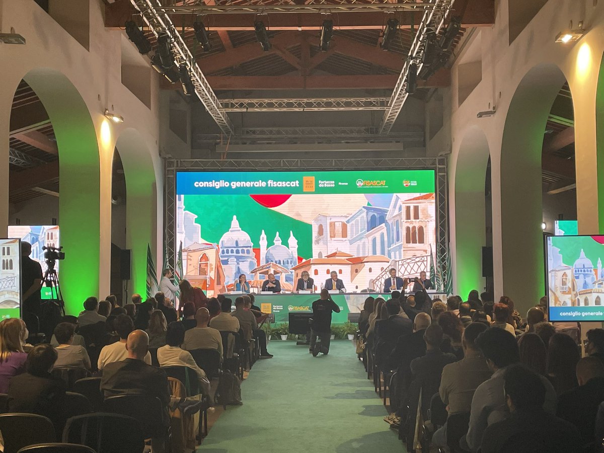 FisascatCisl75's tweet photo. #25maggio Il #ConsiglioGenerale #FisascatCisl riunito a Firenze nella suggestiva cornice della #FortezzaDaBasso. Confronto sullo scenario economico, sociale e contrattuale. Presenti il segretario confederale @grazianigio e il segretario generale @cislfirenzeprat @franchifabio67 https://t.co/hAR2x9rAw3