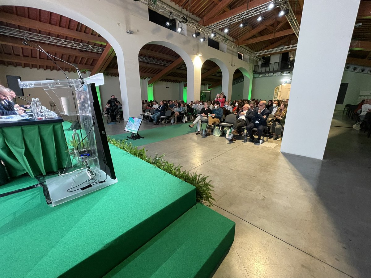 FisascatCisl75's tweet photo. #25maggio Il #ConsiglioGenerale #FisascatCisl riunito a Firenze nella suggestiva cornice della #FortezzaDaBasso. Confronto sullo scenario economico, sociale e contrattuale. Presenti il segretario confederale @grazianigio e il segretario generale @cislfirenzeprat @franchifabio67 https://t.co/hAR2x9rAw3