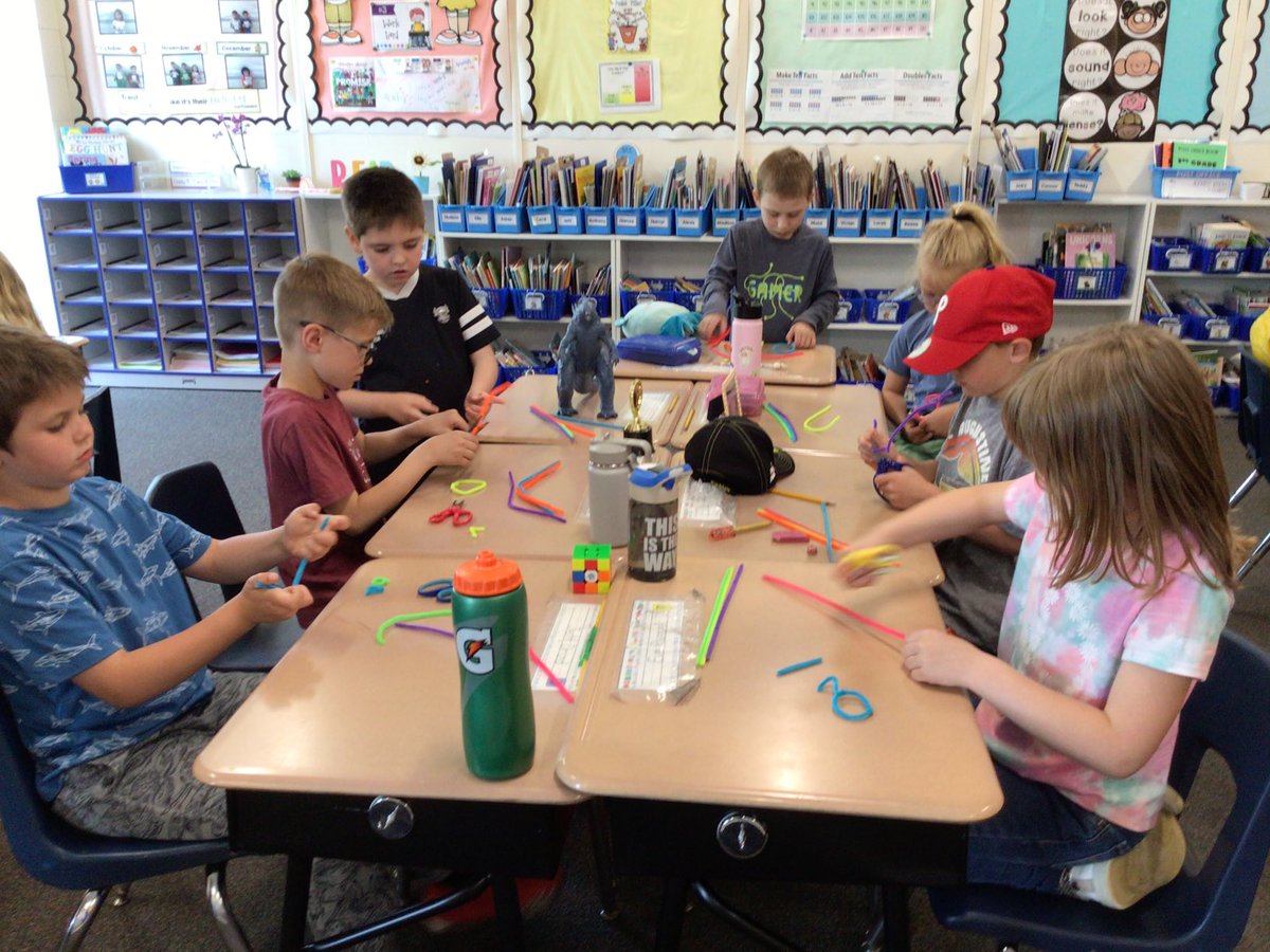 MrsWolfD70's tweet photo. We loved learning about Alexander Calder and trying some wire art in his style! https://t.co/cM0tJxxlAA