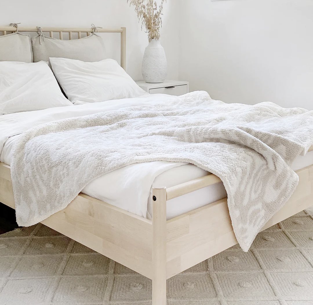 shopcbdecor's tweet photo. 20% OFF @shopcbdecor Effortlessly exuding both comfort and sophistication, the Kashwére signature Damask throw will elevate any room with livable luxury https://t.co/q72zYp7Xut #kashwere #kashwerethrows #throws #throwblankets #cozythrows #rusticmoderndecor #spaslippers #spasocks #giftsforher #giftboutique #organicdesign #oprahsfavoritethings #rusticmodernfurniture #casabella #casabelladecor #shopcasabelladecor