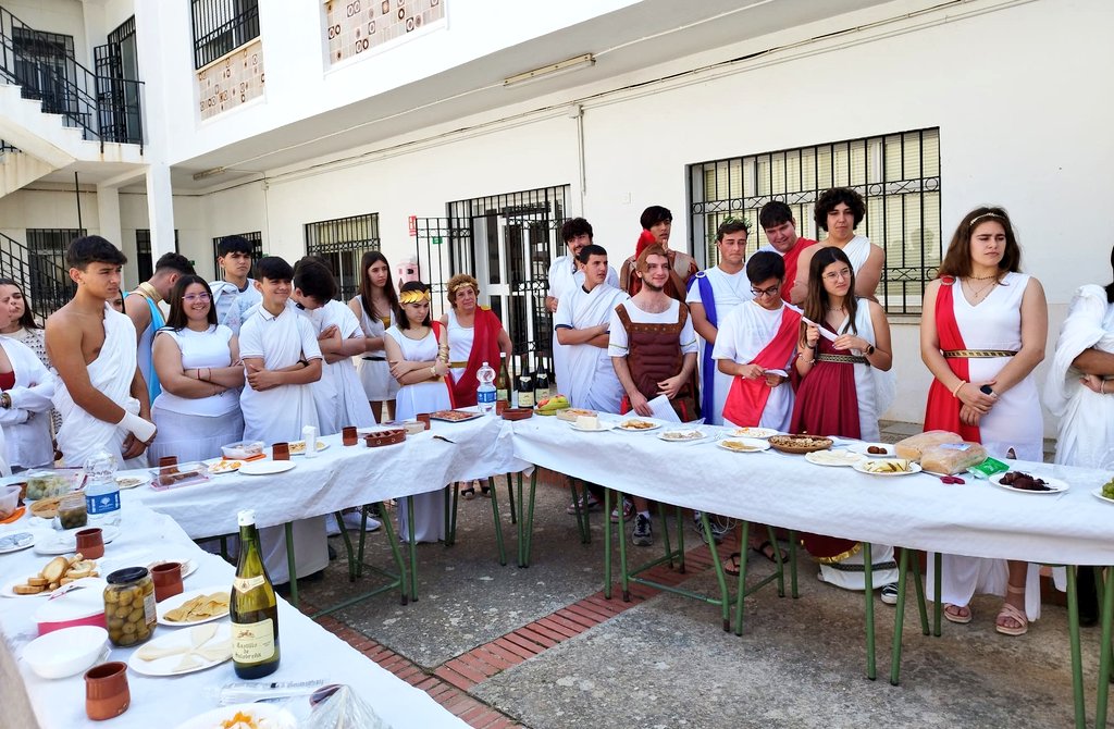 sfciamaria's tweet photo. Hoy nuestros alumnos de #4ESO y #1BTO de Humanidades han celebrado el «Convivium Romano» de fin de curso. Han podido degustar platos típicos de la época y demostrar que...¡el latín está más vivo que nunca! 🙌🏼 https://t.co/bnTCK2pFQe