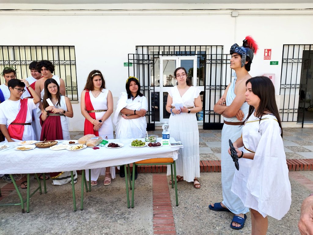 sfciamaria's tweet photo. Hoy nuestros alumnos de #4ESO y #1BTO de Humanidades han celebrado el «Convivium Romano» de fin de curso. Han podido degustar platos típicos de la época y demostrar que...¡el latín está más vivo que nunca! 🙌🏼 https://t.co/bnTCK2pFQe