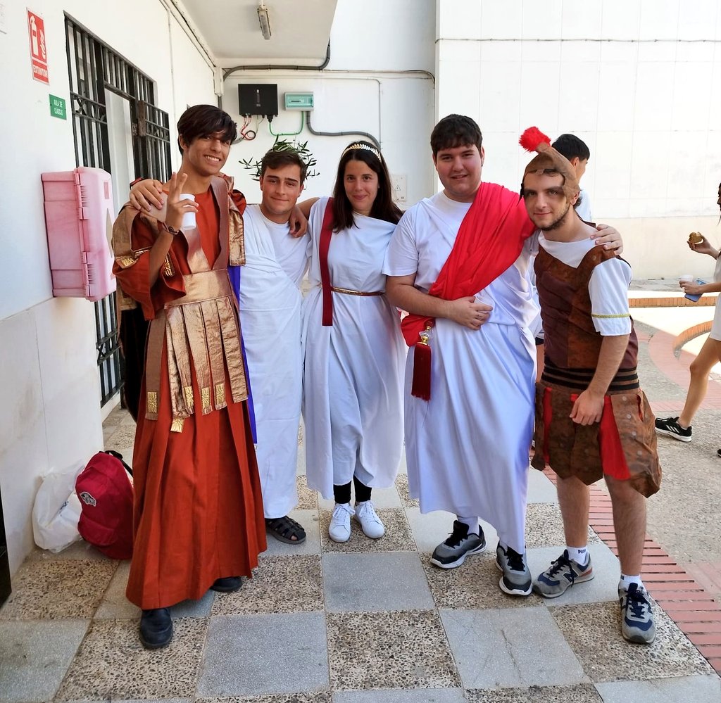 sfciamaria's tweet photo. Hoy nuestros alumnos de #4ESO y #1BTO de Humanidades han celebrado el «Convivium Romano» de fin de curso. Han podido degustar platos típicos de la época y demostrar que...¡el latín está más vivo que nunca! 🙌🏼 https://t.co/bnTCK2pFQe