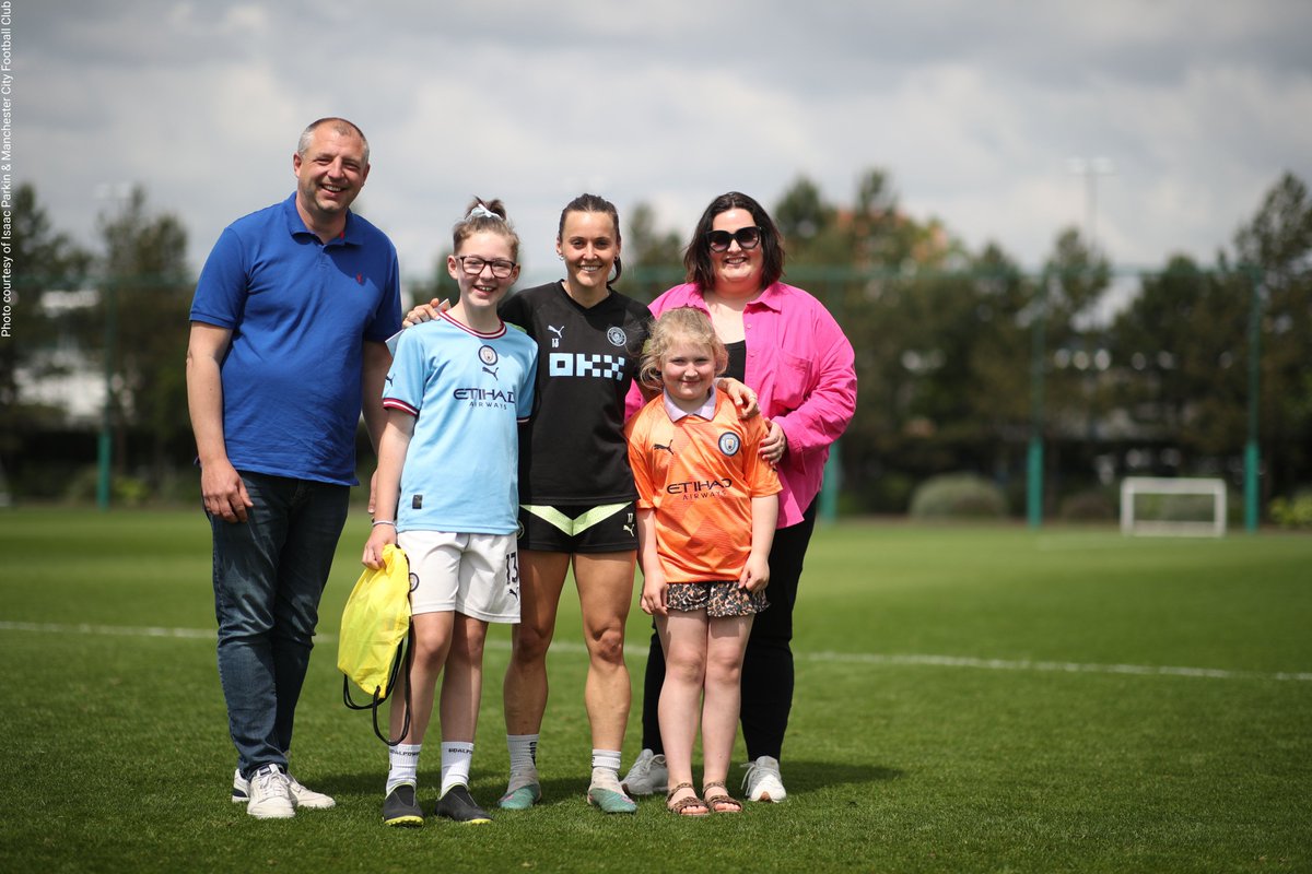 🤩 A day to remember this week for Katy and her family who got to meet @TheMatildas and @ManCityWomen star @HayleyRaso after winning a WIF competition marking the publication of children's picture book, Hayley’s Ribbon!

This is what the beautiful game is all about 💚💜