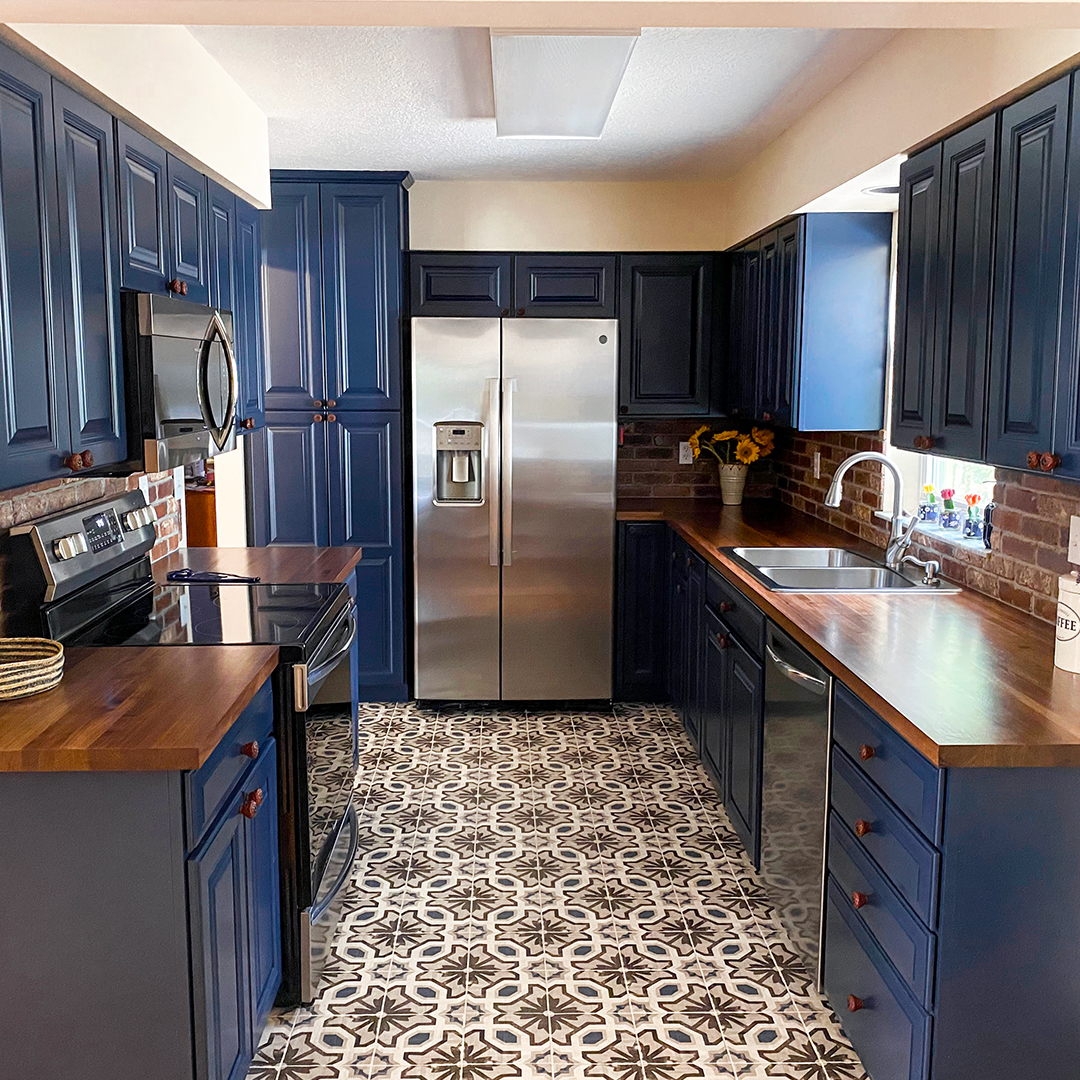 hardwoodlumber1's tweet image. Looking to upgrade your kitchen countertops? Look no further than a Walnut Edge Grain Butcher Block Countertop. Durable, stylish, and customizable to fit your unique vision. Walnut complements a variety of styles.

#butcherblock #kitchendecor #walnutcountertop #kitchendesign