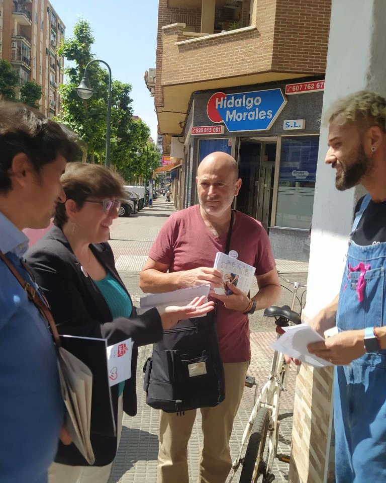 unidastalavera's tweet photo. Continuamos con la campaña de difusión puerta a puerta en los comercios de Talavera de nuestra idea de una moneda social de apoyo al comercio local.
#Ebora #comerciolocal #imaginatalavera https://t.co/TRM5BrpByo