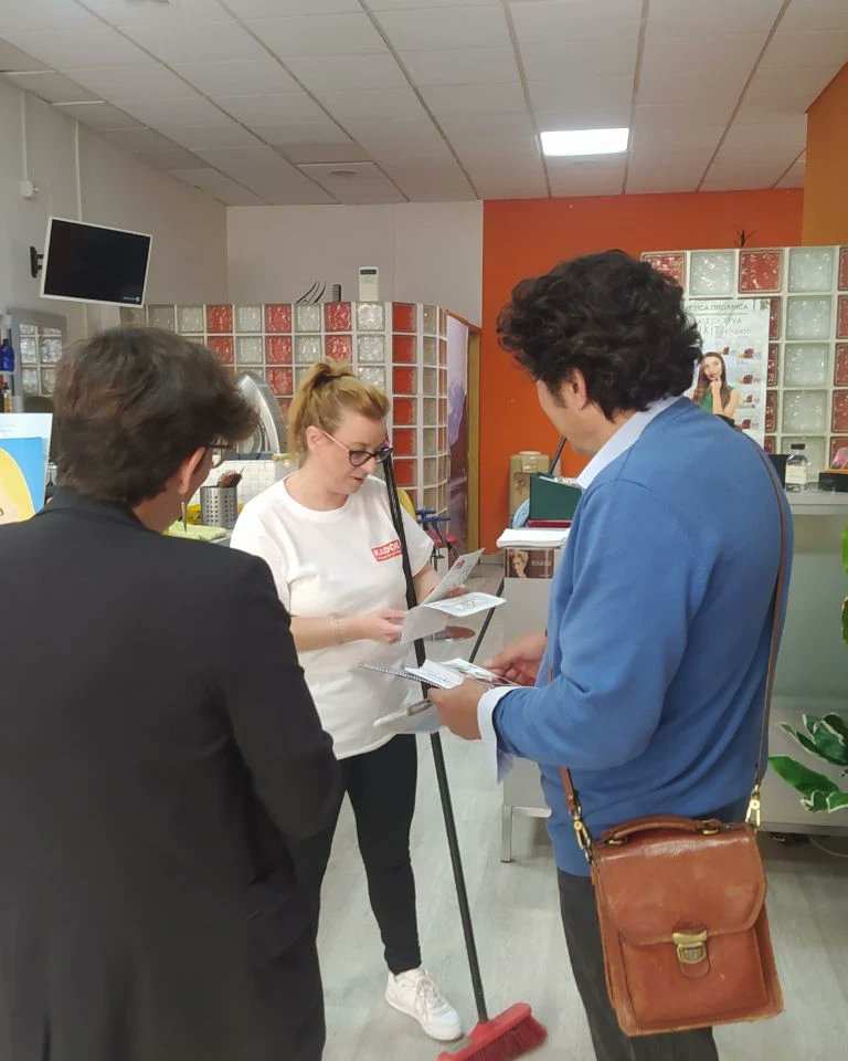 unidastalavera's tweet photo. Continuamos con la campaña de difusión puerta a puerta en los comercios de Talavera de nuestra idea de una moneda social de apoyo al comercio local.
#Ebora #comerciolocal #imaginatalavera https://t.co/TRM5BrpByo