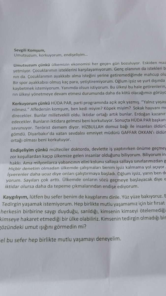 Kapılara bunları bırakıyorlar 😁😁
Komşum ben kedi miyim, köpek miyim kısmı güzelmiş 😂😂