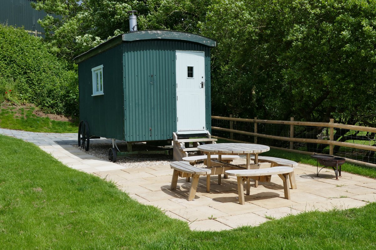 WeAcceptPets's tweet image. Camp in style in the lovely glamping accommodation at Westland Farm. Unwind on the edge of the Exmoor National Park in beautiful shepherds huts.
weacceptpets.co.uk/Devon/7935 
#kentisbury #barnstaple #devon #camping #glamping #farm #exmoornationalpark #shepherdshuts #dogswelcome