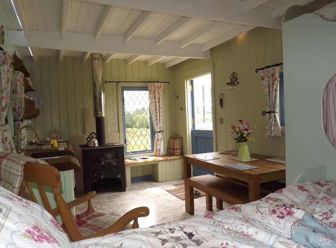 WeAcceptPets's tweet image. Camp in style in the lovely glamping accommodation at Westland Farm. Unwind on the edge of the Exmoor National Park in beautiful shepherds huts.
weacceptpets.co.uk/Devon/7935 
#kentisbury #barnstaple #devon #camping #glamping #farm #exmoornationalpark #shepherdshuts #dogswelcome