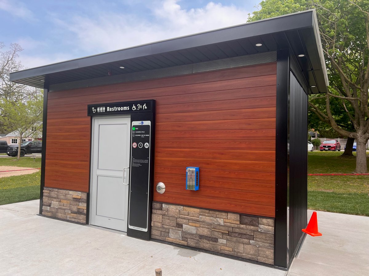 Elora has now opened its newest self cleaning washroom at Hoffer Park. #Elora #CentreWellington #WellingtonCounty 

FULL STORY: theranch100.com/elora-opens-up…