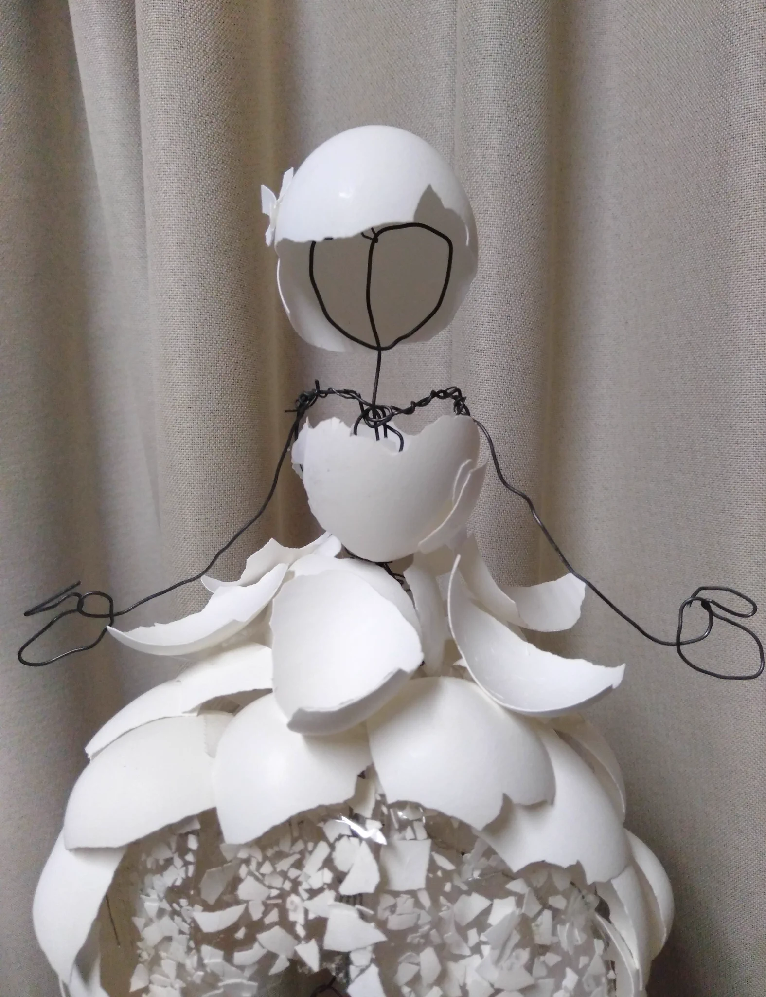 触れたら壊れてしまいそうなほど繊細！卵の殻で作った「たまごドレス」が素敵！