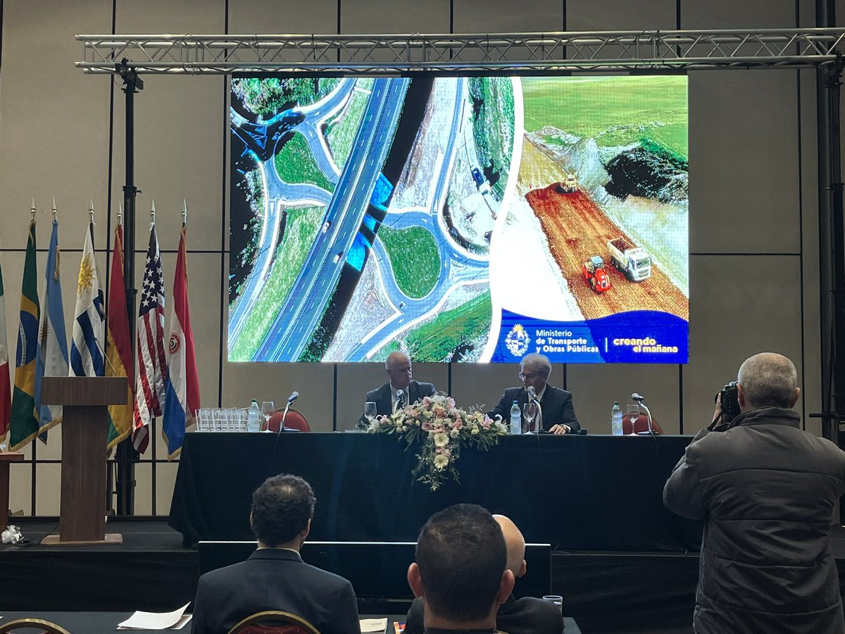 El subsecretario del MTOP Juan José Olaizola, destacó el trabajo del INALOG como ámbito de confluencia entre el sector público y privado. Resaltando el curso de Gestión Moderna de Puertos de UNCTAD y la iniciativa de gestión de residuos de las ZZFF
<a href="/mtopuy/">Ministerio de Transporte y Obras Públicas</a>