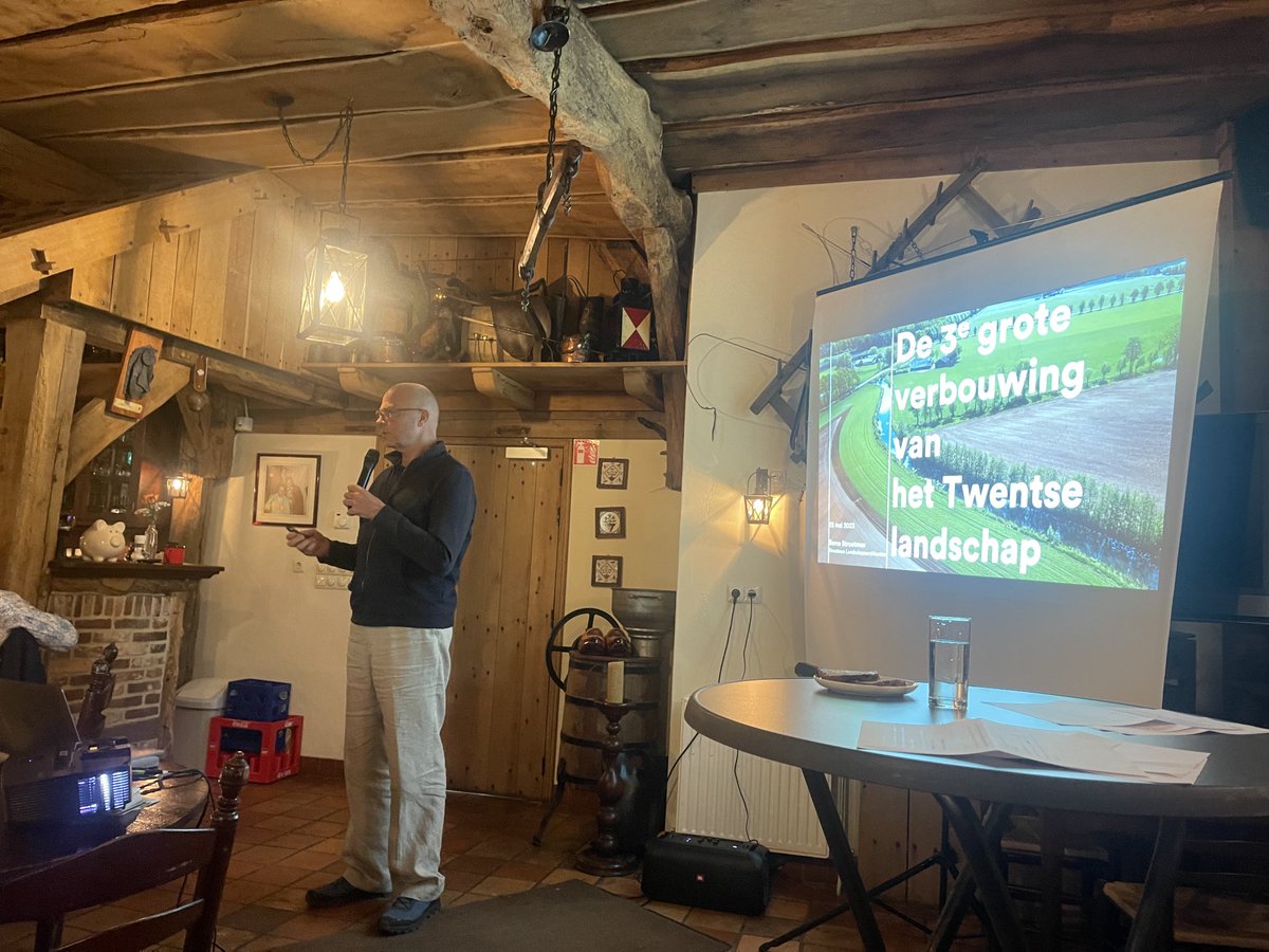 Michael Sijbom (@michaelsijbom) on Twitter photo Als eerbetoon aan @eibertj, die vandaag afscheid neemt als manager landschap van <a href="/LandschapOV/">Landschap Overijssel</a>, een symposium over het landschap. Landschapsarchitect <a href="/BernoStrootman/">Berno Strootman</a>, vml rijksadviseur, trapt af. Als eerbetoon aan @eibertj, die vandaag afscheid neemt als manager landschap van <a href="/LandschapOV/">Landschap Overijssel</a>, een symposium over het landschap. Landschapsarchitect <a href="/BernoStrootman/">Berno Strootman</a>, vml rijksadviseur, trapt af.