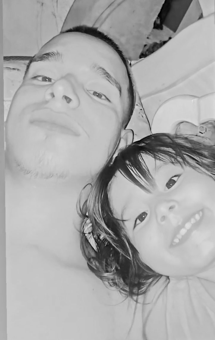 ana_sousa0504's tweet photo. A dor da sua morte é difícil de superar, mas eu prometo me esforçar e transformá-la em uma doce saudade... Descanse em paz!❤️‍🩹😭🏴🖤
Eu não acredito, acordei e realmente você não vai voltar nunca mas, meu menino eu vou cuidar muito bem da nossa Jujuba ela te amava tanto 😭😭🖤🏴❤️‍🩹 https://t.co/M3KwResbKV