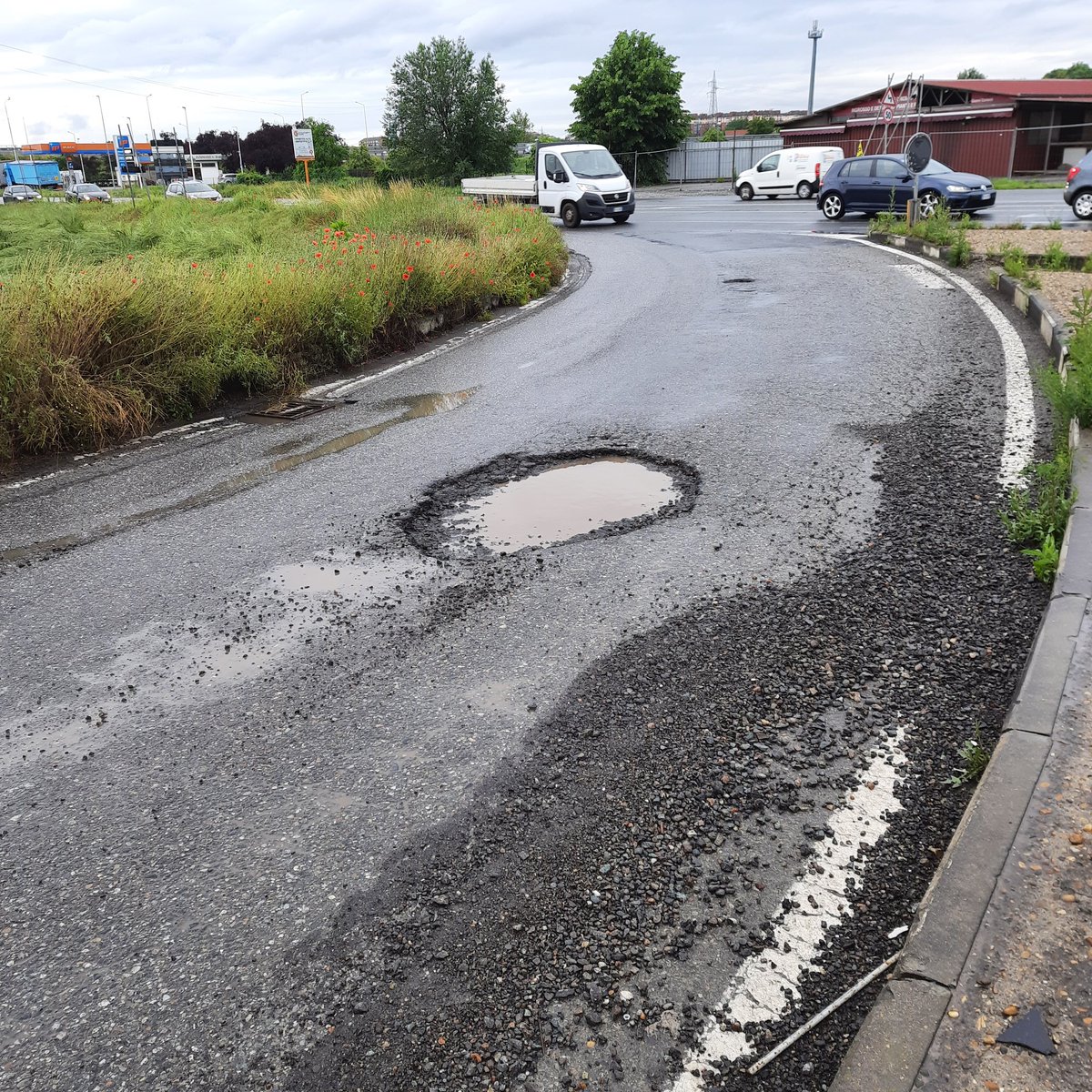 Voglio segnalare al comune di Torino un cratere di circa un metro quadrato profondo almeno dieci centimetri che si è formato domenica 21 maggio.
Il cratere si trova all'ingresso di Strada del Francese uscendo da Strada dell'aeroporto in direzione #Borgaro torinese
#ComunediTorino