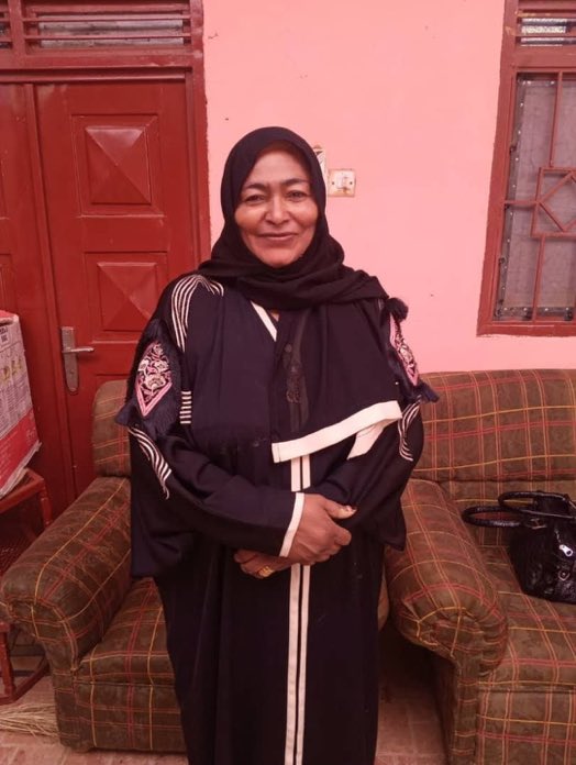 🚨🚨🚨🚨🚨🚨🚨🚨🚨🚨🚨🚨
شباب يديكم معانا دي ام اخونا ربنا يرجعه بالسلامة 🤲🤲🤲
🚨🚨🚨🚨🚨🚨🚨🚨🚨🚨
دي صوره الوالده ي كفاح
اختفت ليها ٣ يوم م لاقين منها خبر
اخر مره كانت في الخرطوم جمب مققابر الرميله وتاني تلفونها قفل
عليك الله انشر لي لو في زول شافها او لقا منها خبر يتصل