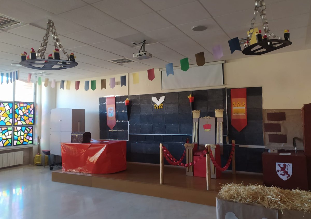 carmenpradas05's tweet photo. Muy orgullosa de cómo ha quedado decorada el aula para realizar el trabajo multidisciplinar con alumnado de diferentes colegios.
#RecursosCCSS #Infantil2EUMZA #DCSUVA https://t.co/ikaTBwxGnh